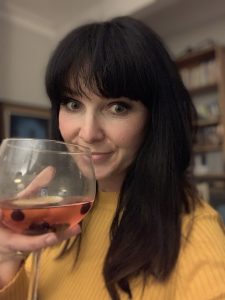 Rosie Johnson Illustrates drinking gin